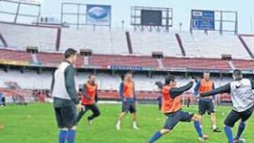 <b>COMO EN CASA. </b>El Steaua se ejercitó ayer en el Pizjuán, el campo donde ganó en 1986 su Copa de Europa al Barcelona. Lo de esta noche será más difícil: debe remontar un 0-2 al Sevilla.