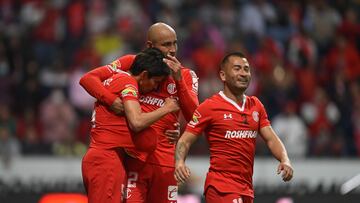 Carlos González festeja un gol con el Toluca.