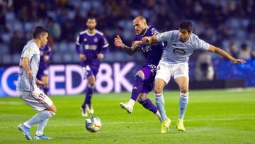GRAF9913. VIGO, 29/11/2019.- El defensa mexicano del Celta de Vigo Néstor Araújo (d) lucha con Sandro (2d), del Real Valladolid, durante el partido de la jornada 15 de Liga en Primera División que se juega hoy viernes en el estadio de