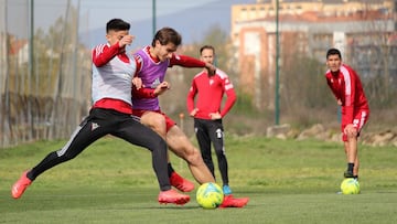 Capellini y Brugué luchan por hacerse con el balón durante un entrenamiento del Mirandés.