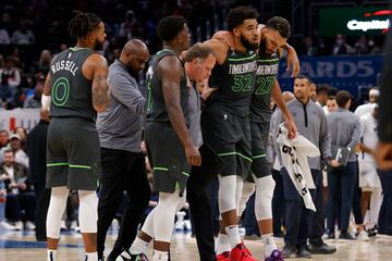 Karl Anthony-Towns (Minnesota Timberwolves) sale de la pista tras su lesión en la pantorrilla el pasado mes de noviembre. 