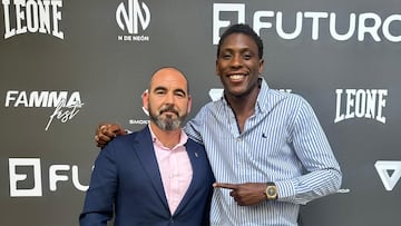 El presidente de la Real Federación Española de Boxeo Felipe Martínez y el capitán del equipo Youba Sissokho.