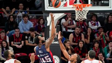 VITORIA, 14/11/2024.- El pívot del Baskonia Donta Hall (2i) lanza a canasta entre los jugadores del AS Mónaco, durante el encuentro de la jornada 10 de la EuroLiga que Baskonia y AS Mónaco juegan este jueves en el Buesa Arena. EFE/ L. Rico