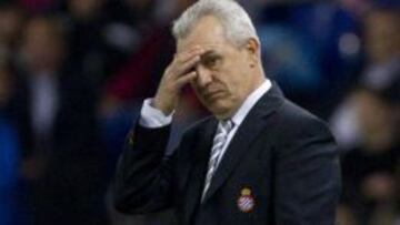 Javier Aguirre, durante el transcurso del encuentro de hoy en Cornellá ante el Valencia.