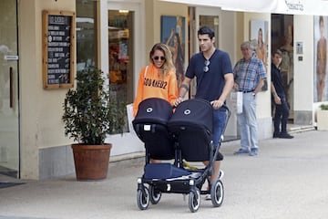 El delantero del Atlético de Madrid disfruta de sus vacaciones en Ibiza con su mujer Alice Campello, y sus dos gemelos Alessandro y Leonard.