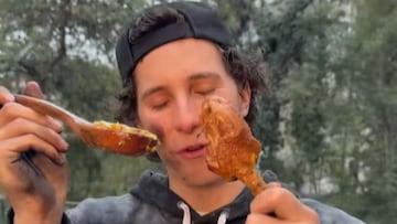 Un mexicano recorre Valencia para aprender a hacer paella, se lanza a cocinar una y solo hay un ingrediente que deja perplejos a los valencianos