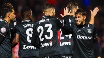 Los jugadores del Leganés celebran el primer gol del equipo madrileño durante el partido de segunda ronda de Copa del Rey que disputan hoy miércoles frente al Estepona en el estadio Francisco Muñoz Pérez, en la localidad malagueña.