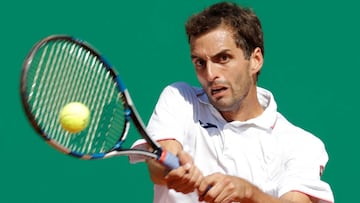 Albert Ramos-Vinolas devuelve una bola ante Martin Cilic durante el encuentro de cuartos de final del Montecarlo Rolex Masters.