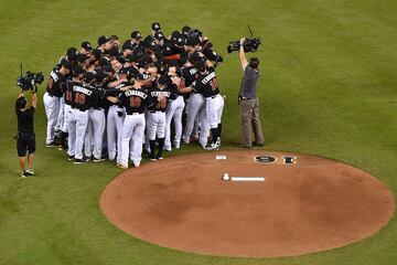 Entre lágrimas, los jugadores de los Marlins se abrazaron antes del juego. 