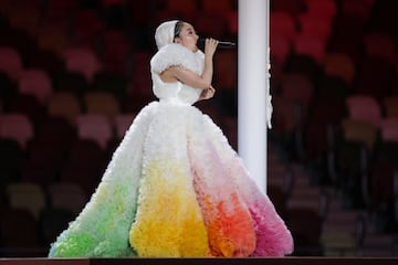 La cantante japonesa Misia canta el himno nacional de Japón "Kimi Ga Yo" durante la ceremonia de apertura de los Juegos Olímpicos de Tokio 2020,