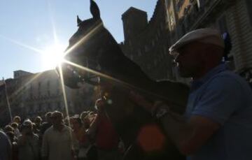 En Siena, desde mediados del siglo XVII, se celebra esta carrera de caballos a pelo con la intención de ganar el Palio, una bandera de seda que representa la Virgen con el Niño.