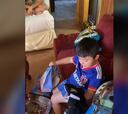 Pequeño hincha de la U recibe de regalo una camiseta de Colo Colo y así reacciona: registro viral
