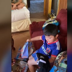 Pequeño hincha de la U recibe de regalo una camiseta de Colo Colo y así reacciona: registro viral