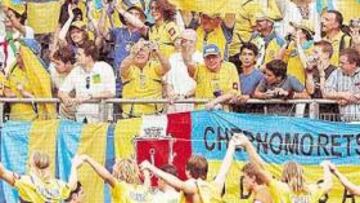 <b>AMOR CORRESPONDIDO. </b>Los jugadores de Ucrania recibieron el cariño de su afición tras golear a Arabia Saudí.