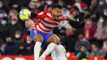 Espectaculr acción de Luis Suárez durante el partido contra el Alavés.