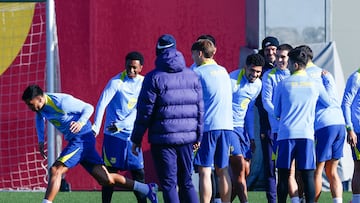 GRAFCAT6666 Sant Joan Despí (BARCELONA) 14/01/2026.- El jugador del FC Barcelona Joao Cancelo (i), durante el entrenamiento del primer equipo realizado hoy en la Ciudad Deportiva, previo al partido de octavos de final de la Copa del Rey contra el Racing de Santander. EFE/ Quique García