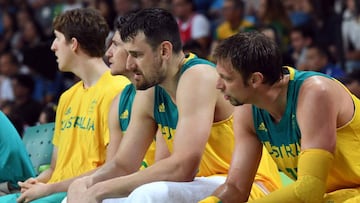 Andrew Bogut y David Andersen, con caras largas en el banquillo.