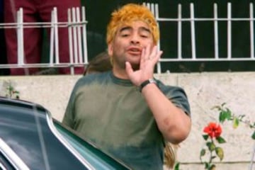 Ya con un evidente sobrepeso, acá Maradona se deja ver con un vistoso colorín en su cabellera.