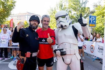 Martn Fiz posa con un soldado de asalto imperial y un general del Imperio, personajes sacados de la saga cinematogrfica de Star Wars.