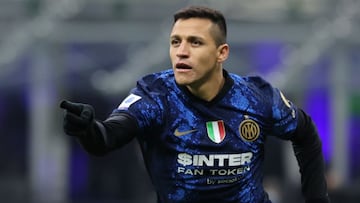 12 December 2021, Italy, Milan: Inter Milan&#039;s Alexis Sanchez celebrates scoring his side&#039;s second goal during the Italian Serie A soccer match between Inter Milan and Cagliari Calcio at San Siro Stadium. Photo: Fabrizio Carabelli/LPS via ZUMA Pr