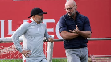 Monchi y Sampaoli, durante el entrenamiento de ayer.