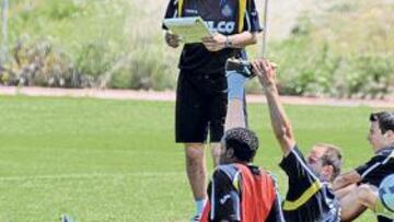 <b>NUEVO LIBRETO. </b>Míchel ha cambiado los hábitos de la plantilla azulona en estos días.