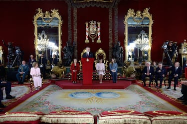 La Reina Sofía, la Princesa Leonor, el Rey Felipe, la Reina Letizia y la Infanta Sofía durante la recepción celebrada tras la imposición del Toisón de Oro en el Palacio Real.
