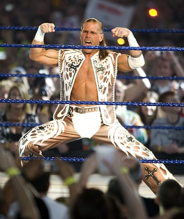 Michael Shawn Hickenbottom (Arizona, 55 años), más conocido como Shawn Michaels, al igual que muchos otros ha tenido diferentes roles en la WWE, pero ha transcendido como uno de los luchadores más universales y amados de los últimos años. Su caraterístico estilo, su lado ‘macarra’ y sus grandes rivalidades hace que el respeto hacia él sea máximo. De hecho, su regreso en el Crown Jewel de 2018, fue uno de los mas comentados de los últimos tiempos. Deportivamente, ha sido cuatro veces campeón absoluto y ha formado parte de uno de los grupos más míticos de la historia de la compañía: DX.