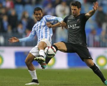 El centrocampista del Levante Jaime Gavilán Martínez lucha el balón ante el defensa venezolano del Málaga Roberto José Rosales, durante el encuentro de la ida de octavos de final de la Copa del Rey que ambos equipos disputan esta noche en el estadio de La Rosaleda.