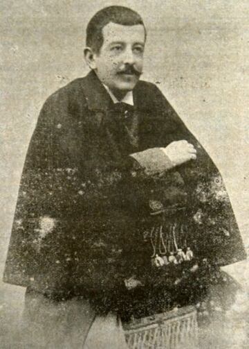 Adolfo González, más conocido por el seudónimo Juanito Pedal con el que firmaba sus artículos como redactor del Heraldo de Madrid.
Muy proactivo en la época, su labor iba más allá de la crónica periodística y organizó estafetas. La más famosa la Estafeta Barcelona-Madrid el 13 y 14 de mayo de 1897 