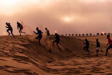 En un país como Namibia, el más seco del África subsahariana, la hierba no es una superficie abundante ni fácil de mantener, así que hay que adaptarse. Lo que hacen los miembros del FNB Kudu, un club de rugby local, en la imagen, aprovechando las dunas del desierto de Namib, que da nombre al país, para entrenarse. 