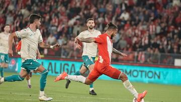 Calderón tras Luis Suárez