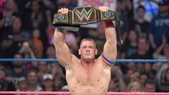 John Cena levanta el Campeonato de la WWE.