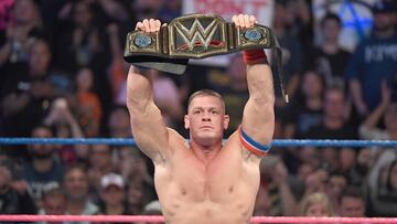 John Cena levanta el Campeonato de la WWE.