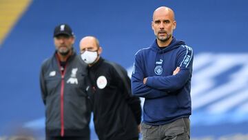 Pep Guardiola, y al fondo, Klopp. 