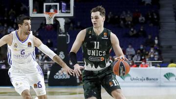 Mario Hezonja, alero del Unics Kaz&aacute;n, sobrepasa a Alberto Abalde, del Real Madrid, en la Euroliga.