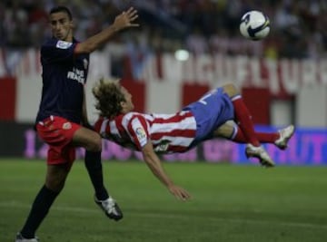 Atlético de Madrid-Almería en mayo de 2009. Chilena de Forlán.