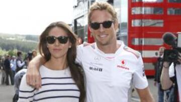 <b>YA EN SPA. </b>Button, ayer junto a su novia, Jessica Michibata.