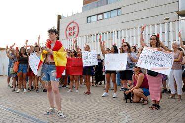 Con tarjetas rojas y pancartas reivindicativas los manifestantes piden la dimisión del presidente de la RFEF, Luis Rubiales.