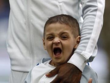 Bradley Lowery stands with England's striker Jermain Defoe ahead of the World Cup 2018 qualification football match between England and Lithuania.