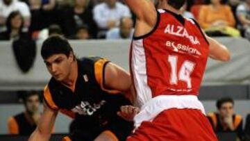 <b>NO PUDO SER. </b>Esteban Batista trata de penetrar ante Alzamora.