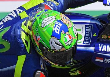 Detalle del casco de Valentino Rossi para el GP de Italia. Homenaje a Nicky Hayden, por su reciente fallecimiento, y la retirada del fútbol de Francesco Totti.