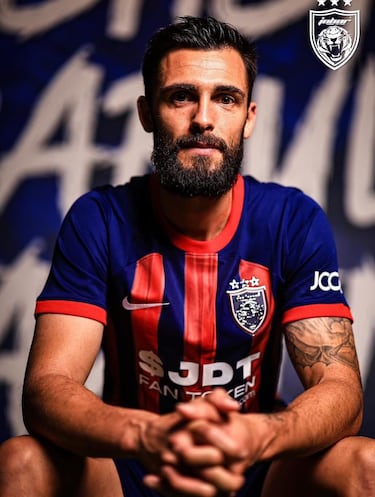 El defensa central, nacido en Algeciras, tuvo pasos por las canteras de Cádiz, FC Barcelona y Villarreal. En 2015 fichó por el RCD Espanyol para defender los intereses de su filial, posteriormente tuvo etapas en el Rudes croata, Fuenlabrada, Eibar, Albacete y Cádiz  Tras una extensa carrera en el fútbol español,con más de 160 partidos en Segunda División, a sus 29 años, Glauder ha fichado este verano por el JDT.