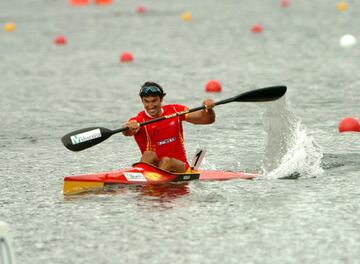 Perucho, como era apodado, logró la triple corona con su oro en Pekín 2008 en K2 500. El gallego de Cangas, que actualmente tiene 41 años, también ganó cuatro Mundiales y dos Europeos. Su especialidad eran las distancias entre 200 y 500.