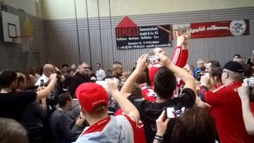 Vidal fue recibido como ídolo en actividad del Bayern