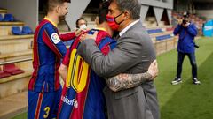 Laporta hugs Messi.