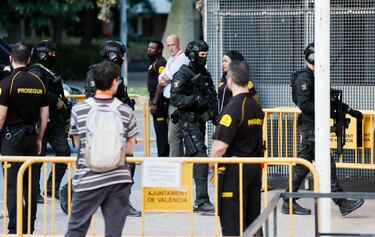 Con un alto dispositivo de seguridad, el Valencia Basket recibe al Maccabi de Tel Aviv en la tercera jornada de la Euroliga. El partido ha sido declarado de alto riesgo y habrá cerca de 700 agentes velando por la seguridad dentro y fuera del pabellón.