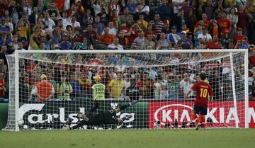 Cuatro años después los penaltis se cruzaban en el camino de España para acceder a la final del torneo. La vigente campeona no empezaba bien con el fallo de Xabi Alonso, pero Casillas y el larguero evitaron que Moutinho y Bruno Alves marcasen para Portugal. Otra vez Cesc Fàbregas, al igual que en 2008, era el que marcaba el lanzamiento decisivo y llevaba a España a la ronda final.  