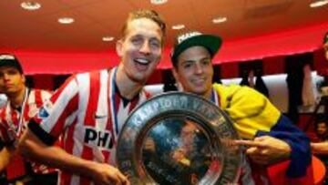 El lateral colombiano festeja en el camerino del campeón con sus compañeros del PSV.