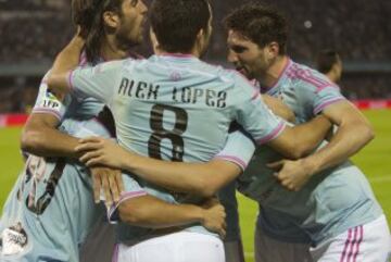 1-0. Nolito celebra el primer tanto con sus compañeros.